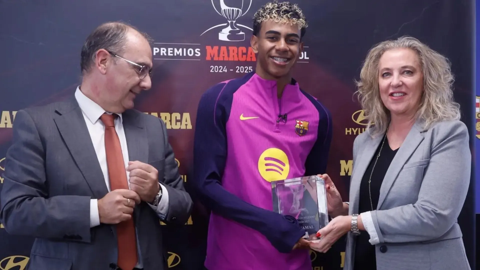 Lamine Yamal of FC Barcelona received the Di Stefano award from Marca.