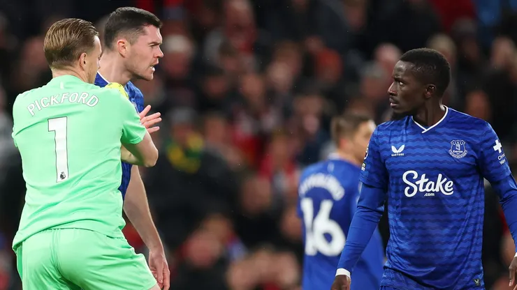 Michael Keane of Everton is restrained by team mate Jordan Pickford as he clashes with Idrissa Gana Gueye.