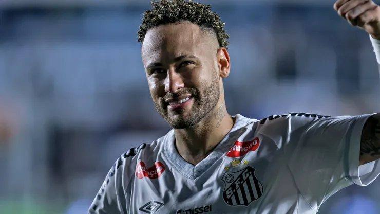 Neymar Junior of Santos cheers their fans after the victory.
