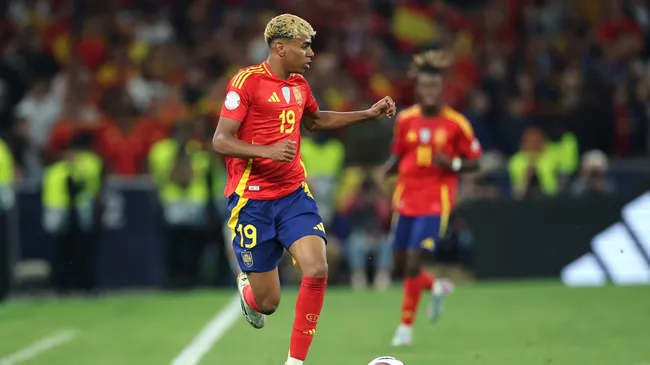 Lamine Yamal of Spain controls the ball during the UEFA Nations League 2025 semifinal match between Spain and France.