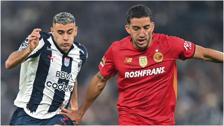 Germán Berterame of Monterrey fights for the ball with Andrés Pereira of Toluca
