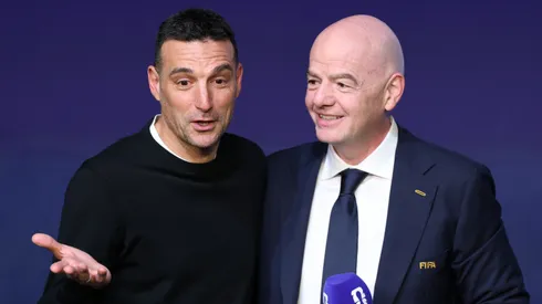 Lionel Scaloni, Head Coach of Argentina, greets Gianni Infantino, President of FIFA.