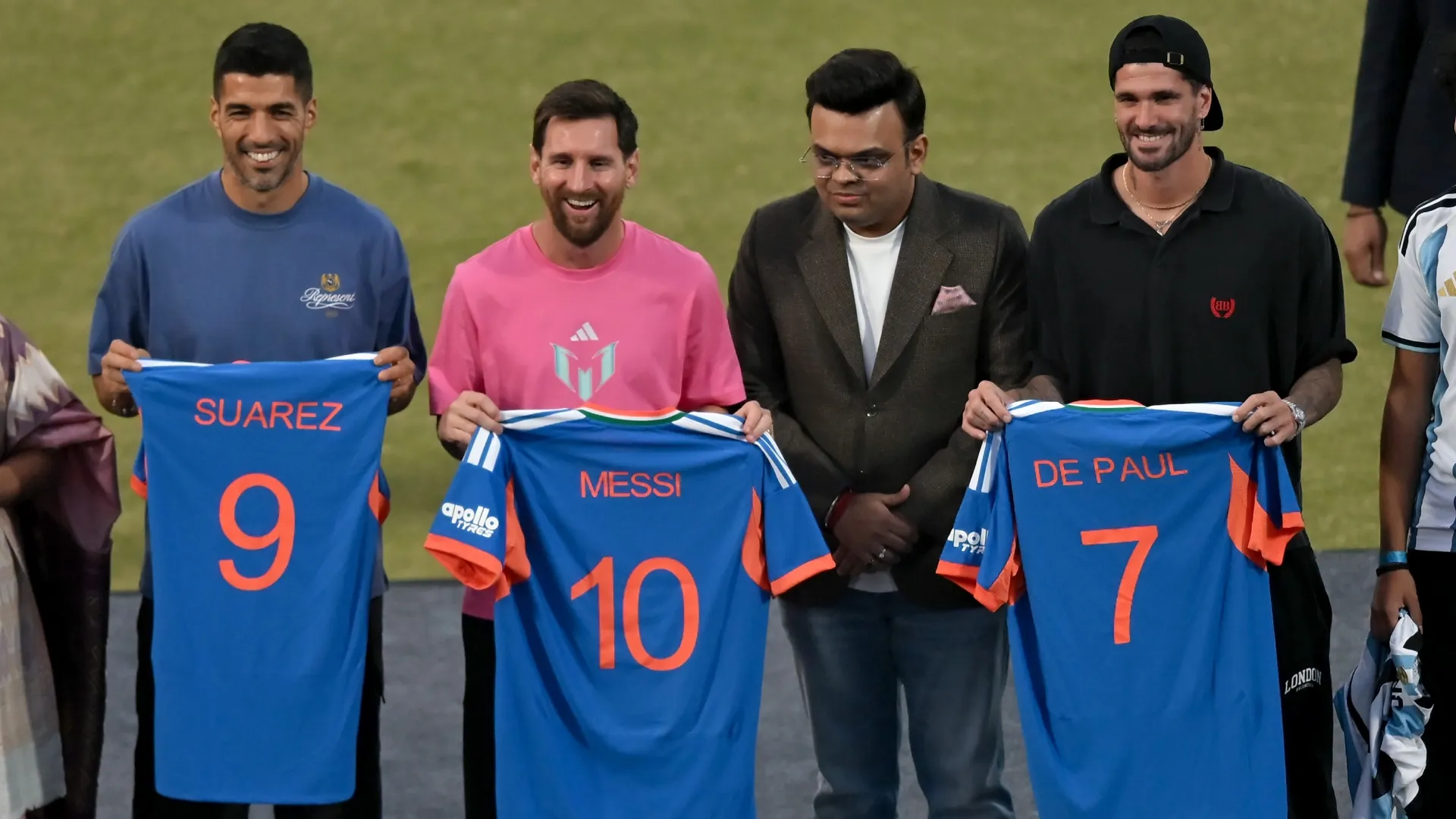 Jay Shah presenting Lionel Messi, Rodrigo De Paul and Luis Suarez.