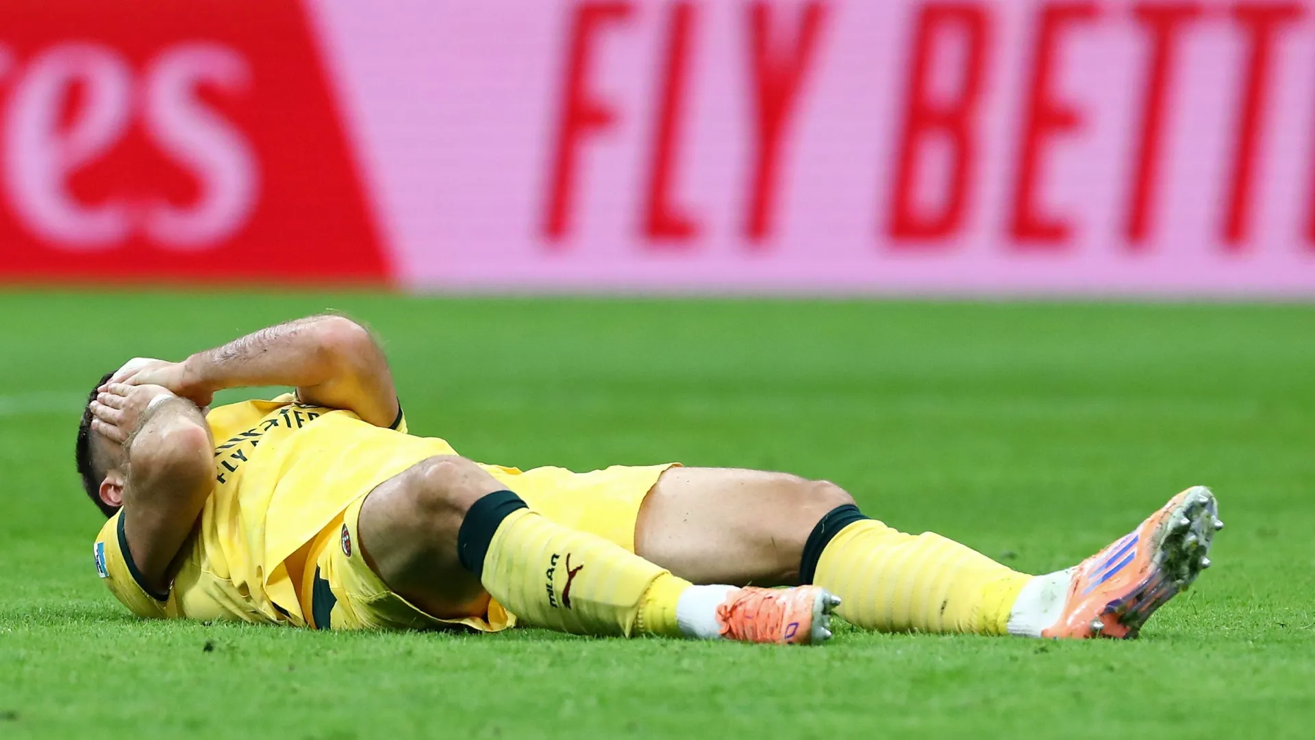 Santiago Gimenez of AC Milan lies on the field in the game against Fiorentina.