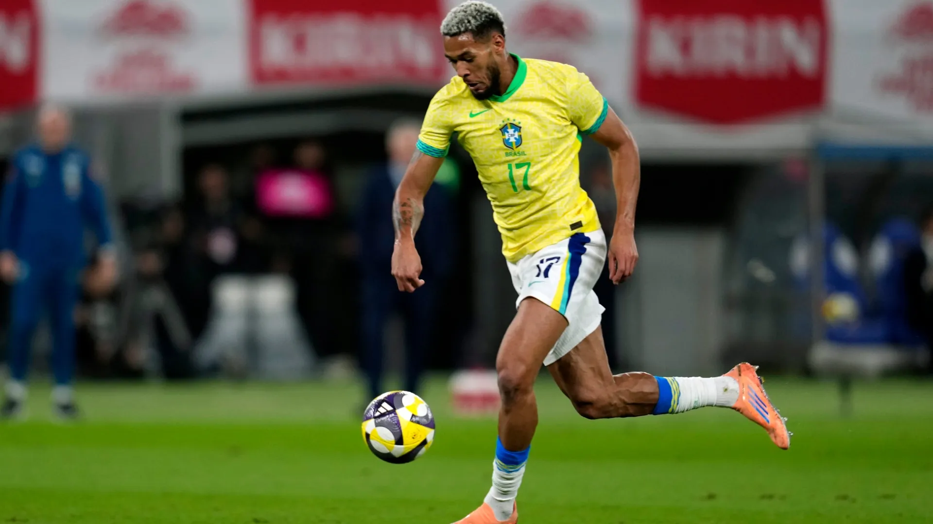 Joelinton playing for the Brazil national team.