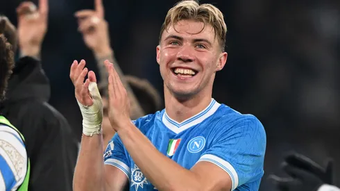 Rasmus Hojlund of SSC Napoli celebrates victory following the Serie A match.