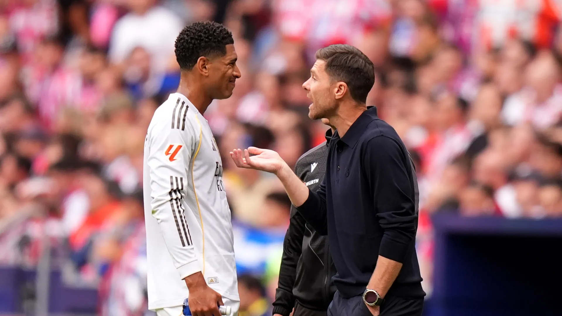 Xabi Alonso, Head Coach of Real Madrid, gives instructions to Jude Bellingham during the game against Atletico Madrid.