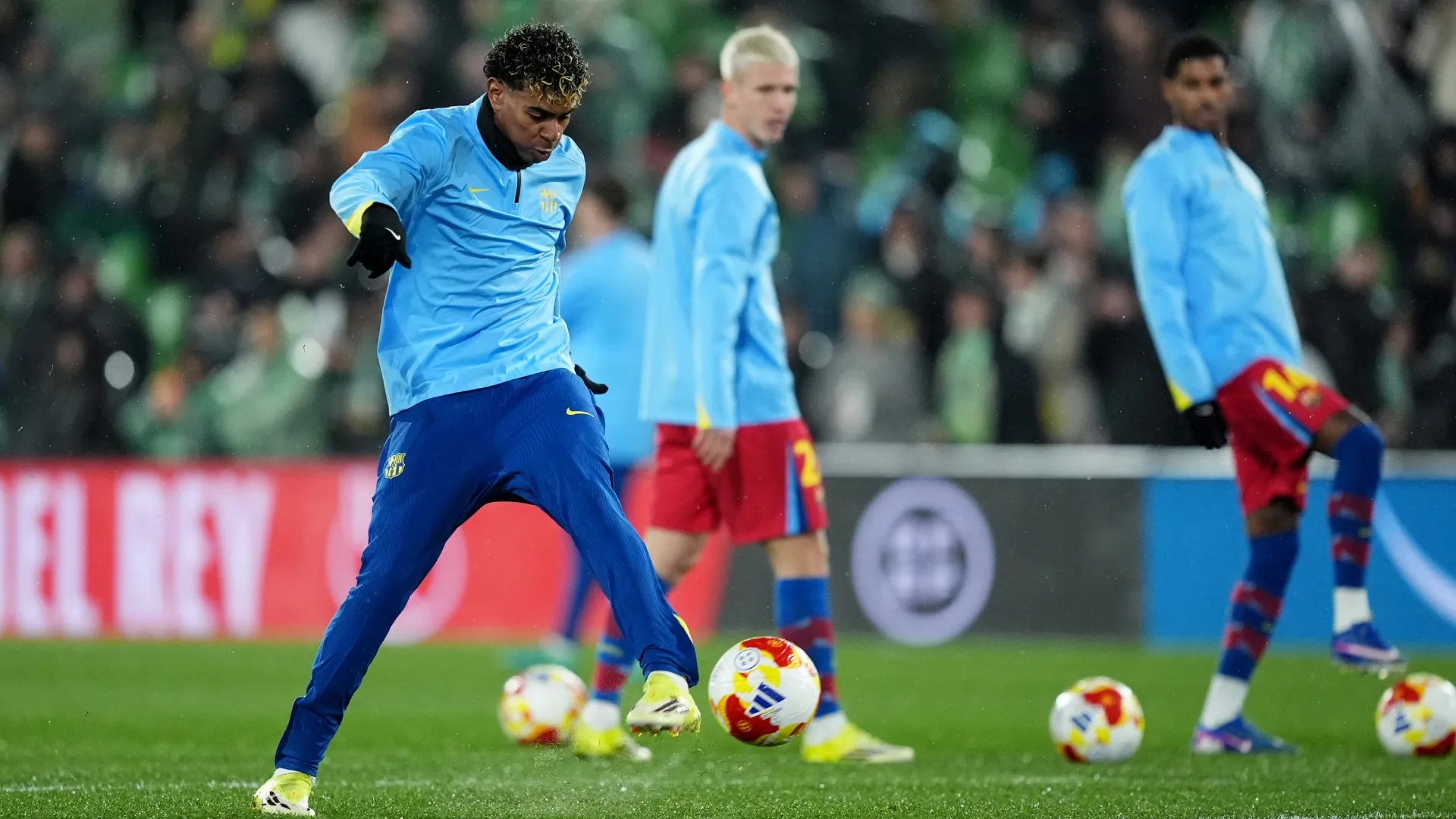 Lamine Yamal of FC Barcelona warming up.