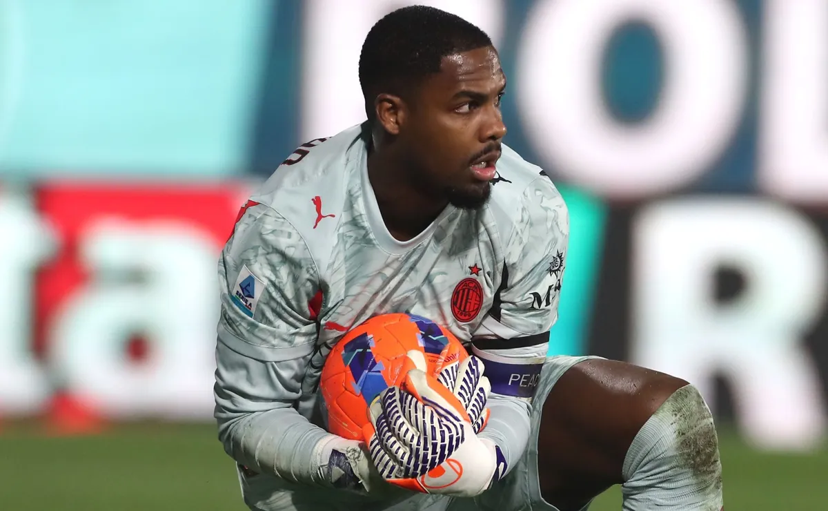 Mike Maignan’s future gets major update as AC Milan sporting director Igle Tare addresses contract talks
