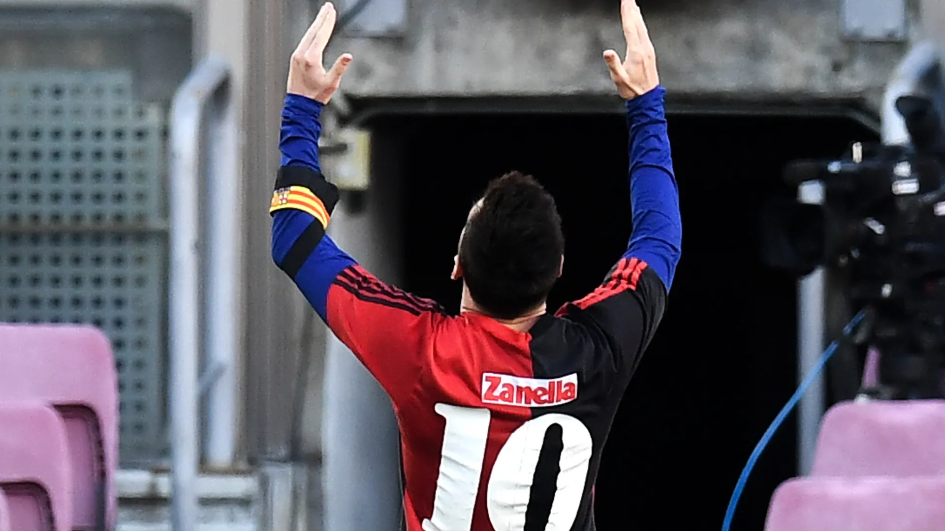 Messi honored Diego Maradona with his jersey (David Ramos/Getty Images)