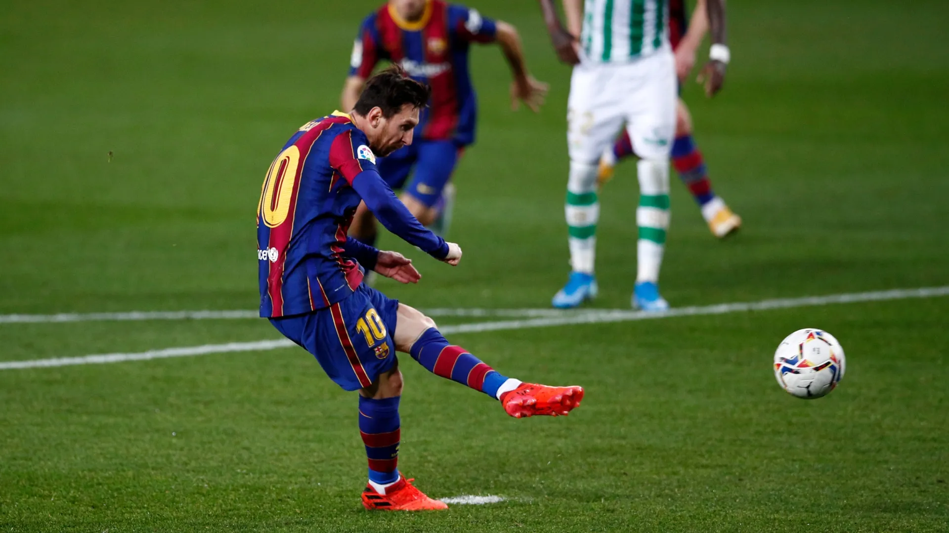 Lionel Messi of FC Barcelona scores a penalty against Real Betis in 2020.