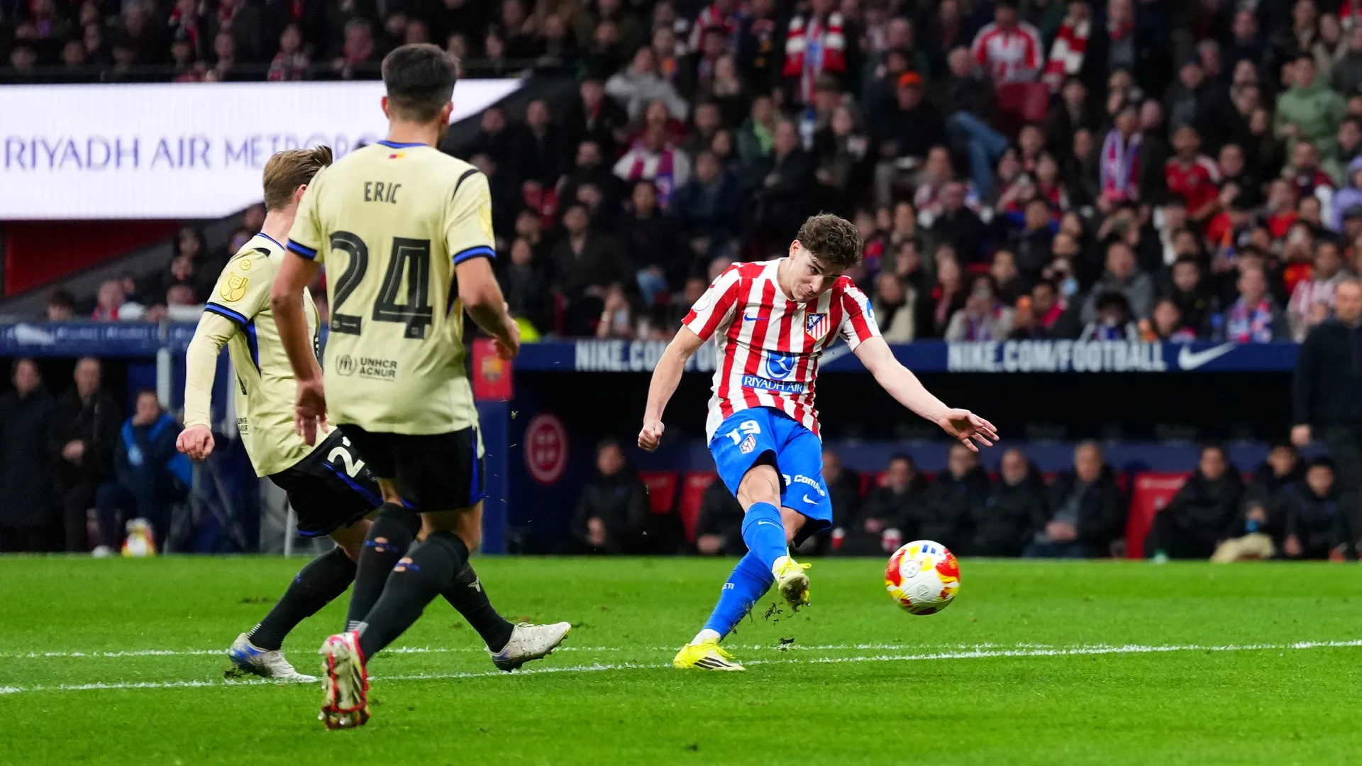 Julian Alvarez of Atletico de Madrid scores his team’s fourth goal vs. Barcelona.