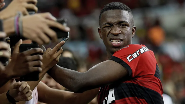 Vinicius Junior of Flamengo celebrates the victory with the fans
