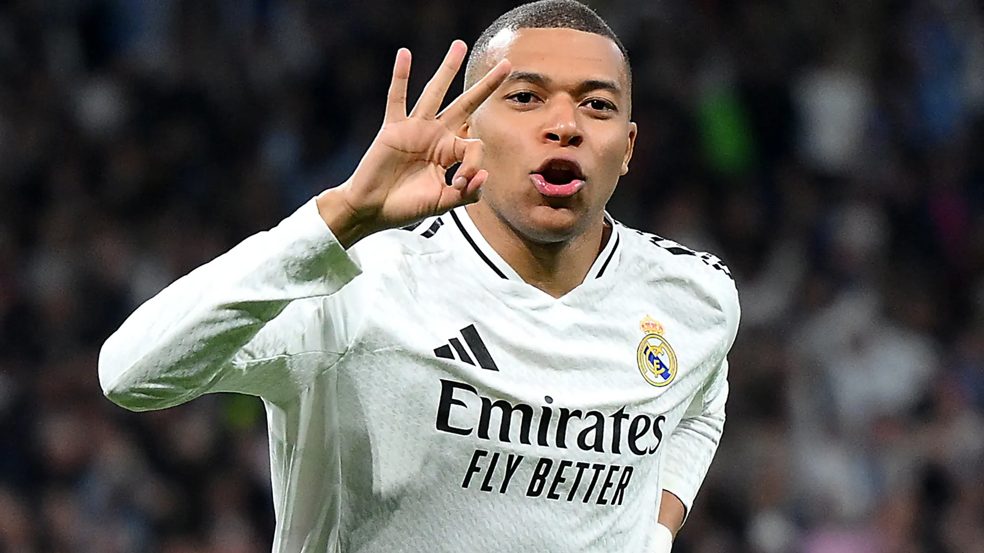 Mbappé stands behind Kane for the goal scorers award (David Ramos/Getty Images)