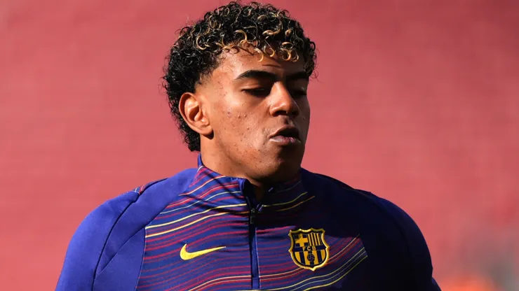 Lamine Yamal of FC Barcelona warms up prior to the LaLiga EA Sports match.