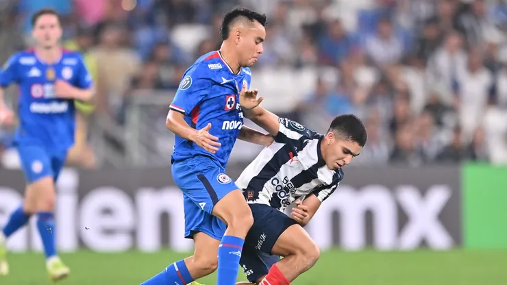 Cristian Reyes of CF Monterrey fights for the ball with Carlos Rodríguez of Cruz Azul
