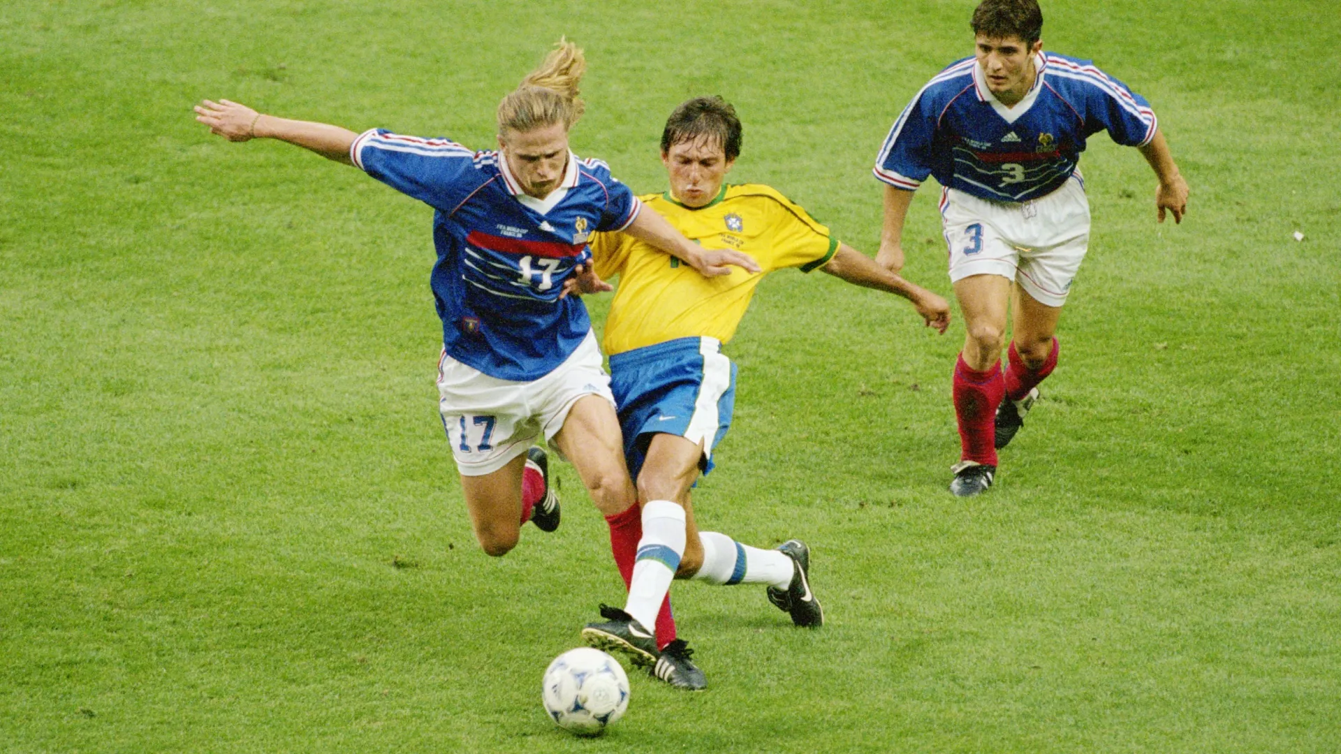 Leonardo of Brazil challenges Emmanuel Petit of France.