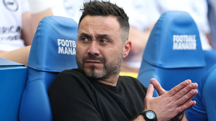 Roberto De Zerbi looks on prior to the Premier League match.