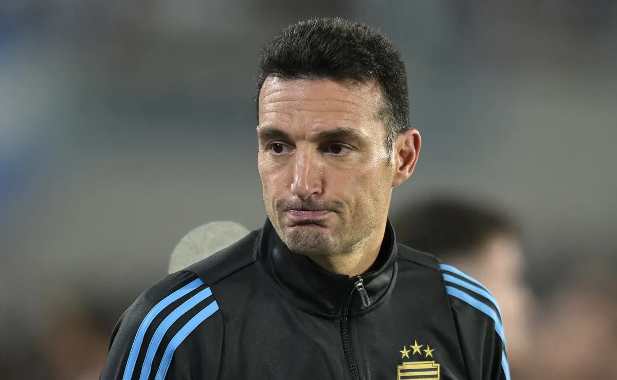 حذر ليونيل سكالوني، المدير الفني للأرجنتين، من أنه سيتم تخفيض عدد اللاعبين بناءً على الأداء قبل تشكيلة كأس العالم 2026 حذر ليونيل سكالوني، المدير الفني للأرجنتين، من أنه سيتم تخفيض عدد اللاعبين بناءً على الأداء قبل تشكيلة كأس العالم 2026