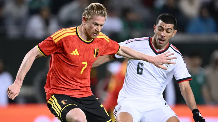 Kevin De Bruyne #7 of Belgium dribbles the ball as Erik Lira #6 of Mexico.