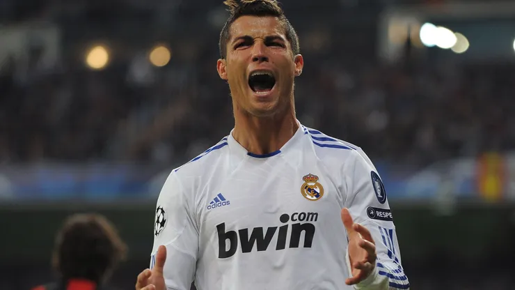 Ronaldo passed the ball with his back against Atletico Madrid