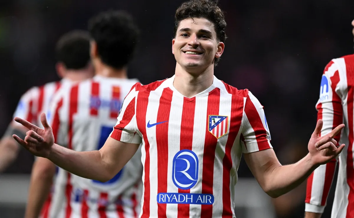 Video: Julian Alvarez scores stunning free kick for Atletico Madrid vs Barcelona in Champions League