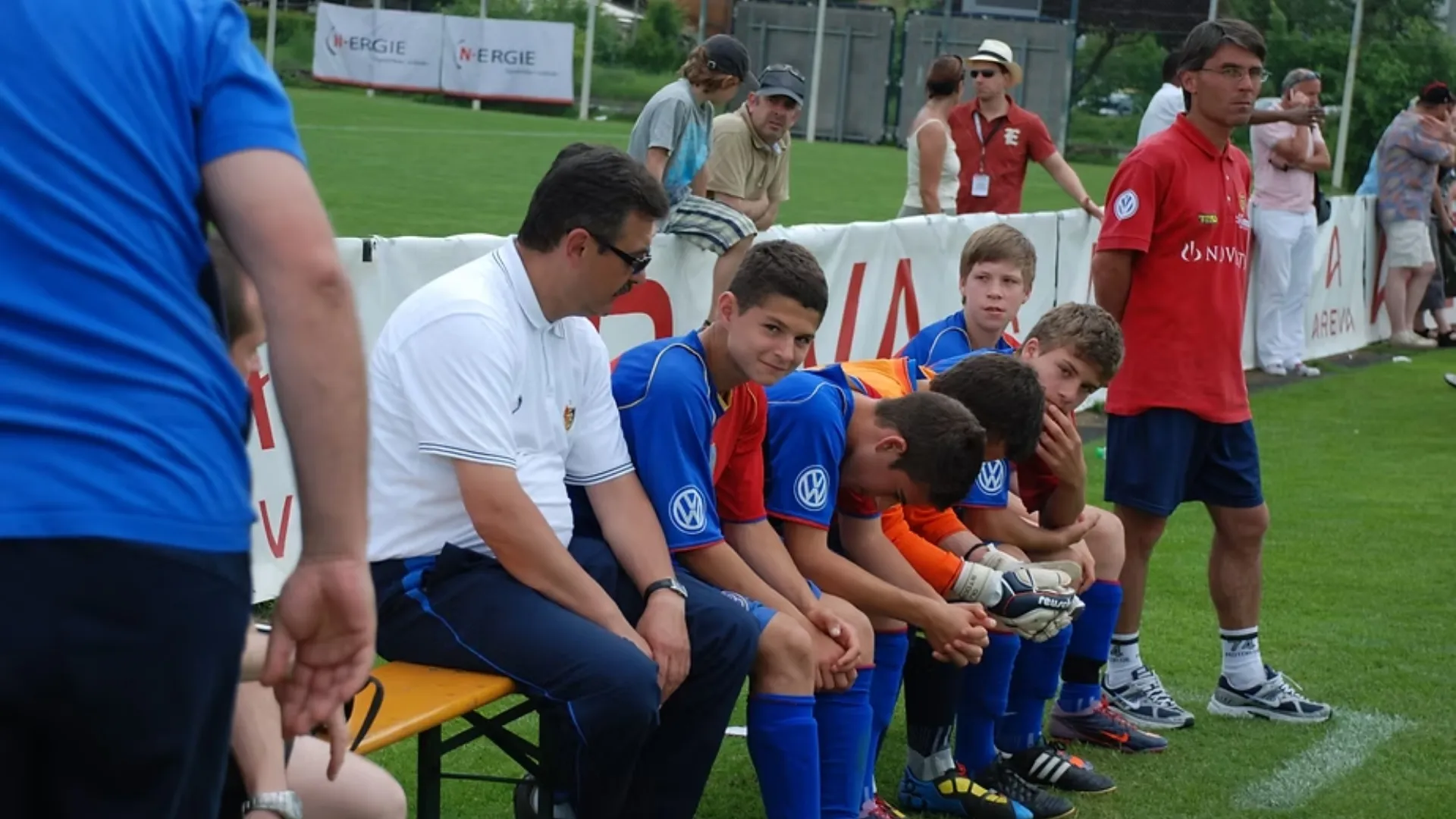 Facundo Alvanezzi on the touchline.
