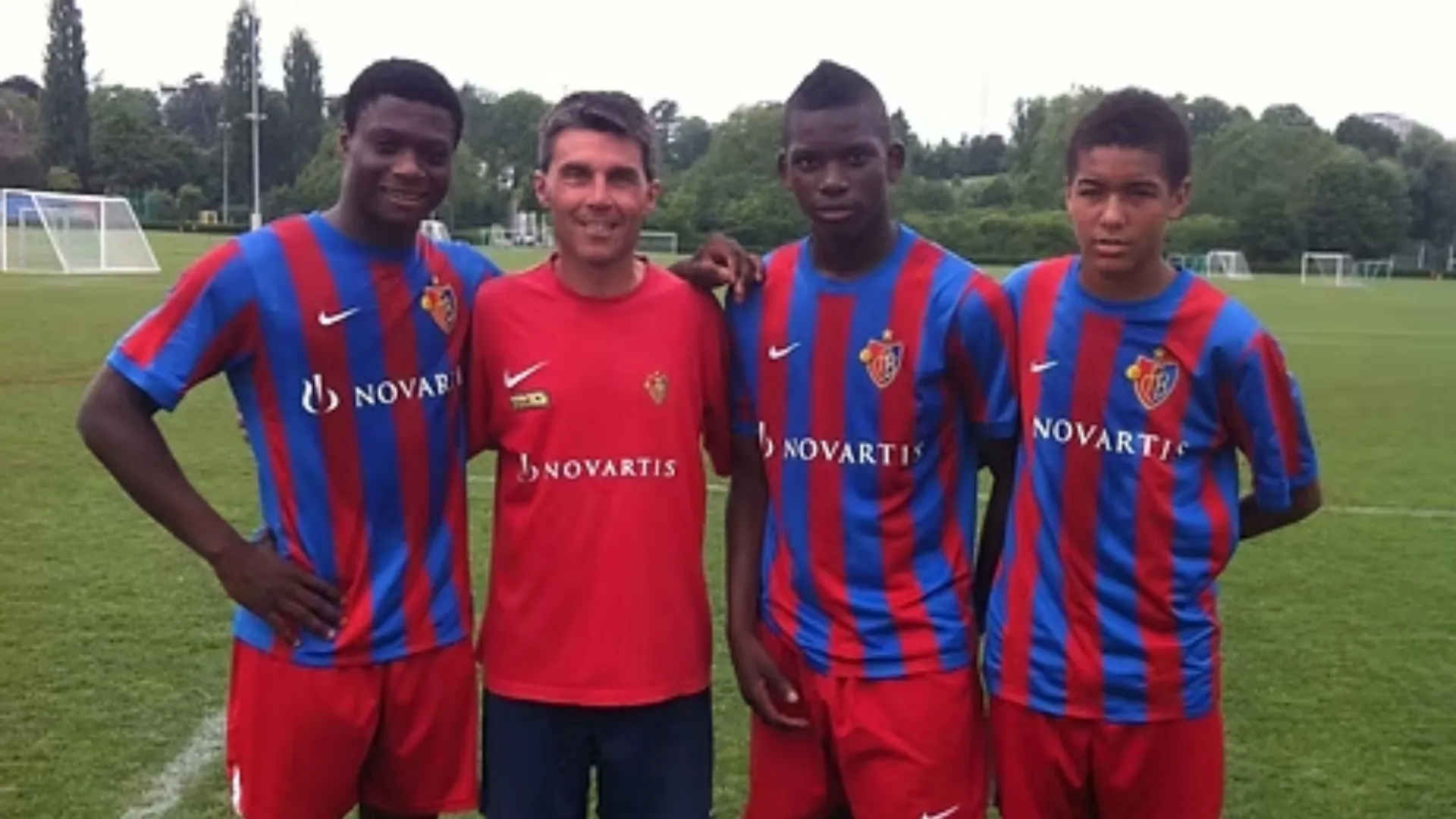 Alvanezzi with Neftali Manzambi, Breel Embolo, and Charles Pickel.