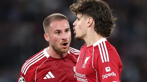 Alexis Mac Allister of Liverpool speaks with teammate Milos Kerkez.