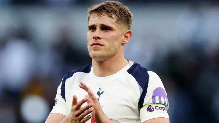 Micky van de Ven of Tottenham Hotspur looks dejected.