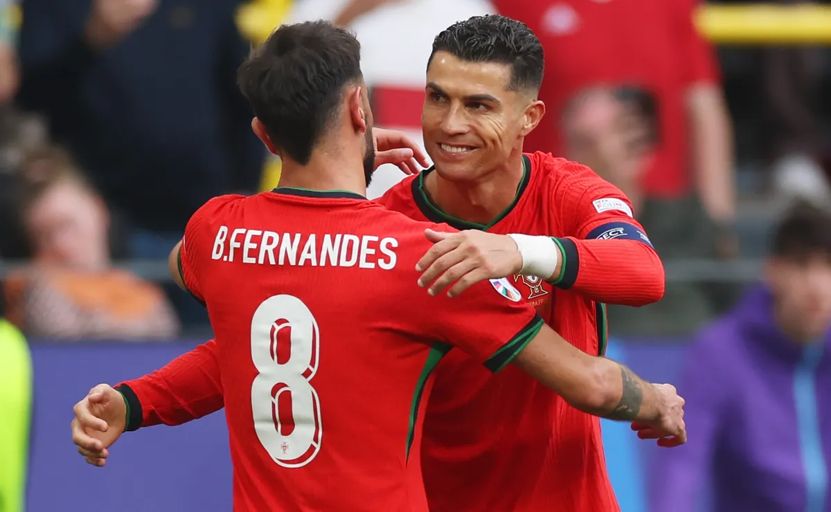 برونو فرنانديز يتطلع إلى مجد كأس العالم مع كريستيانو رونالدو: “سيكون شيئًا مذهلاً” برونو فرنانديز يتطلع إلى مجد كأس العالم مع كريستيانو رونالدو: “سيكون شيئًا مذهلاً”