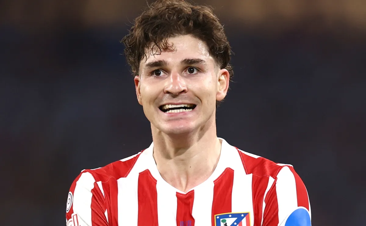 Barcelona reportedly move to sign Julián Álvarez, prompting firm response from Atlético Madrid striker