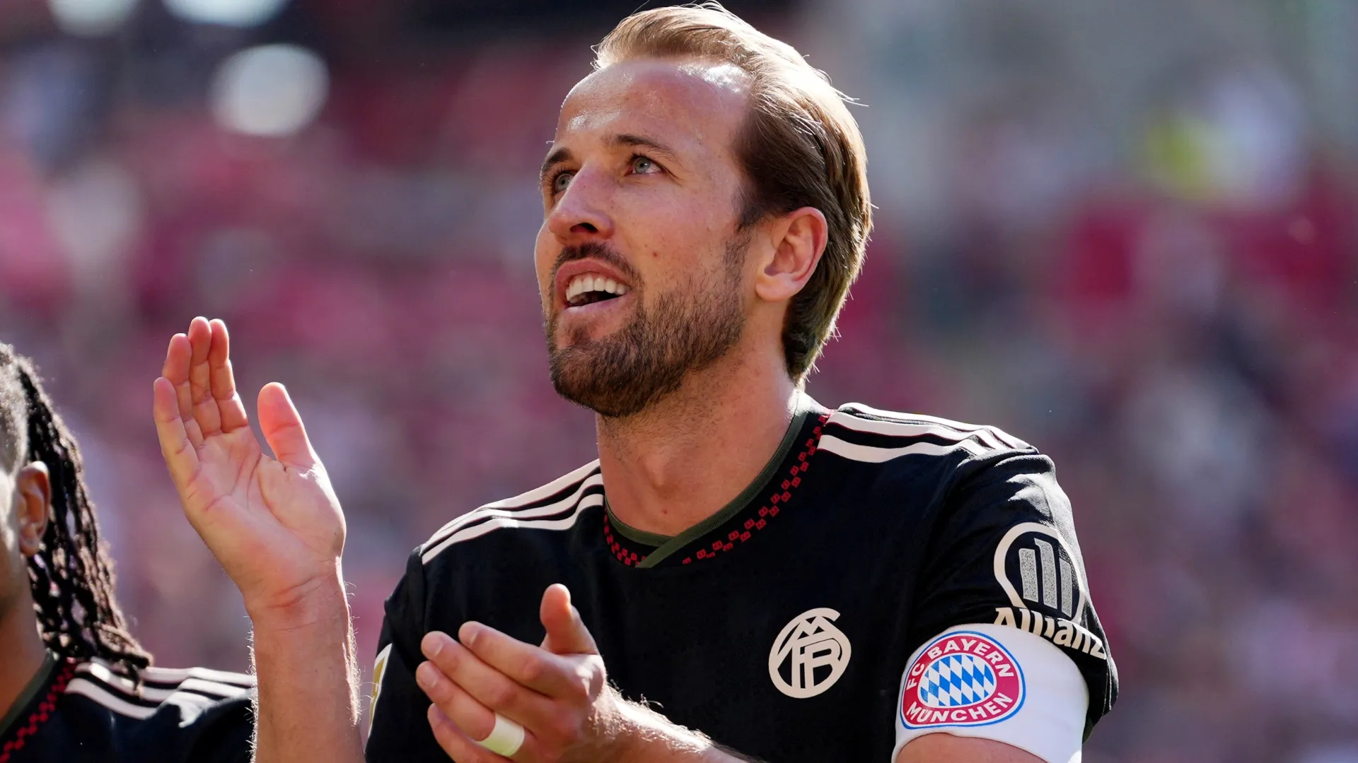 Harry Kane of FC Bayern Munich acknowlegdes the fans.