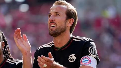 Harry Kane of FC Bayern Munich acknowlegdes the fans.