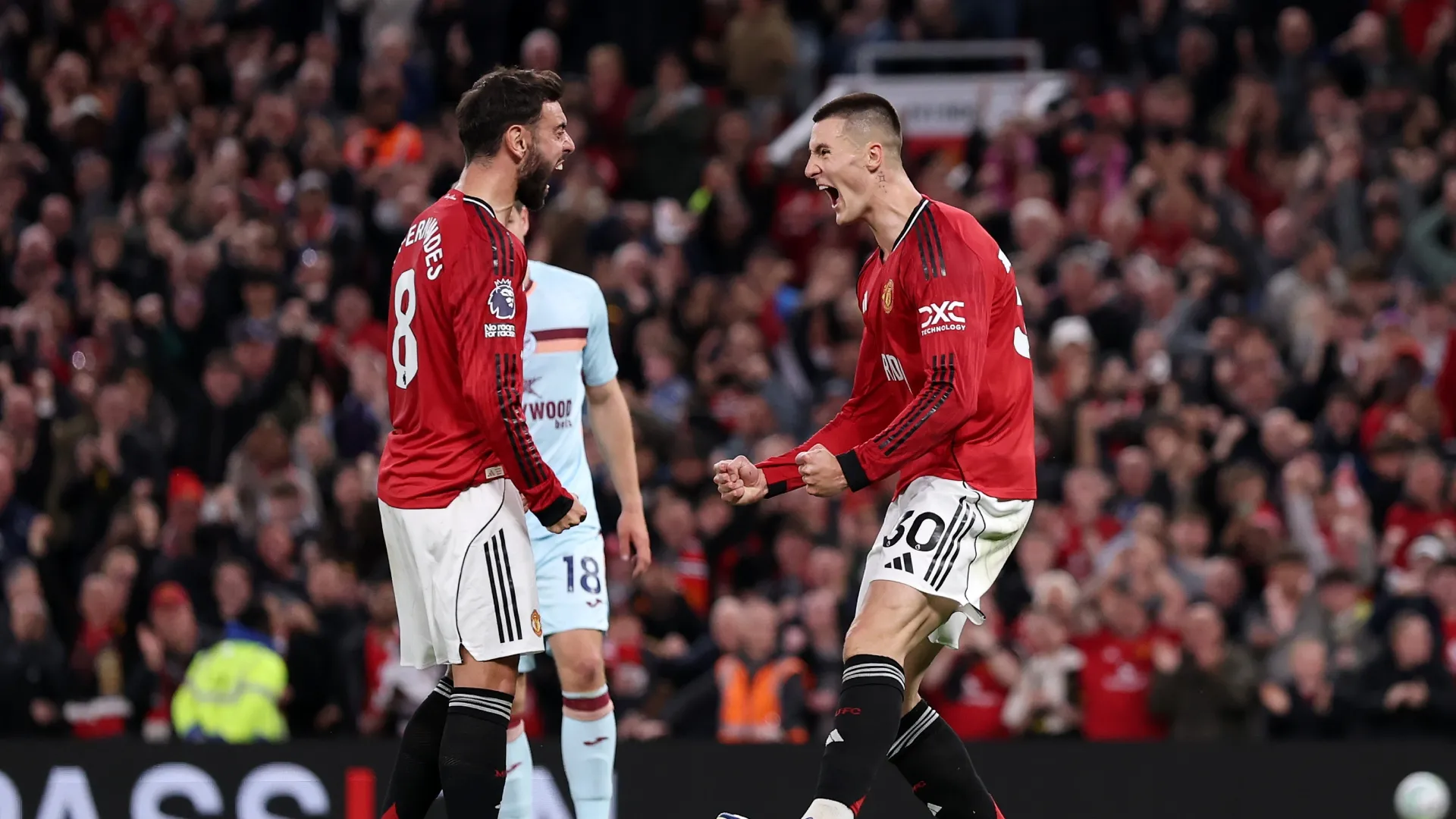 Benjamin Sesko of Manchester United celebrates scoring his team's second goal with teammate Bruno Fernandes.