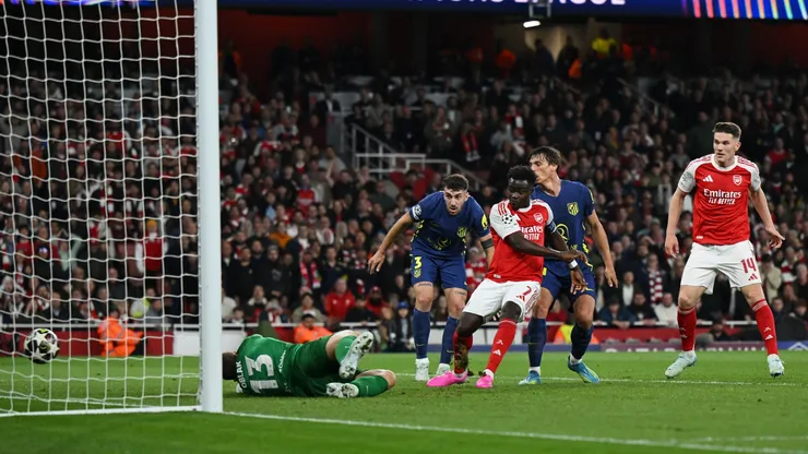 Bukayo Saka of Arsenal scores his team's first goal past Jan Oblak of Atletico de Madrid.