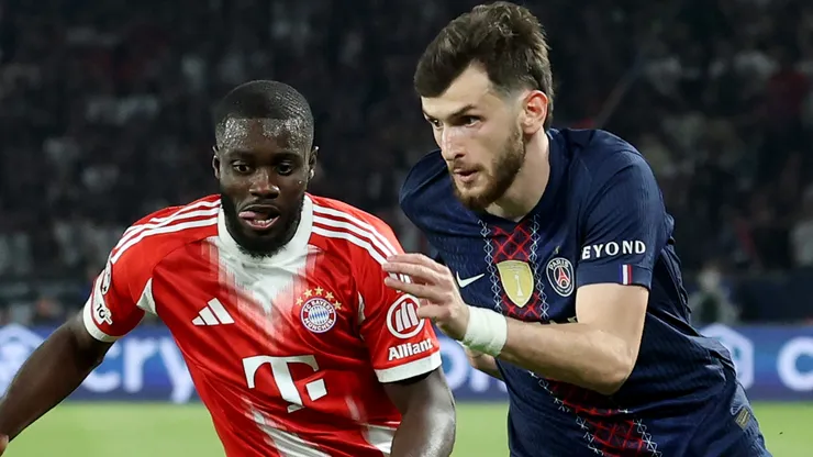Khvicha Kvaratskhelia of PSG runs with the ball against Dayot Upamecano of Bayern München.