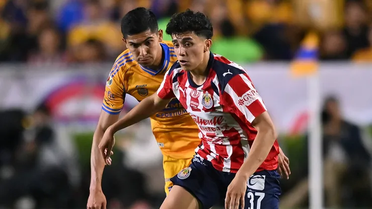 Francisco Reyes of Tigres chases Richard Ledezma of Chivas