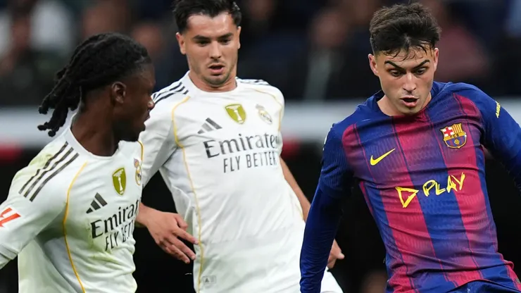 Pedri of FC Barcelona controls the ball whilst under pressure from Eduardo Camavinga of Real Madrid.