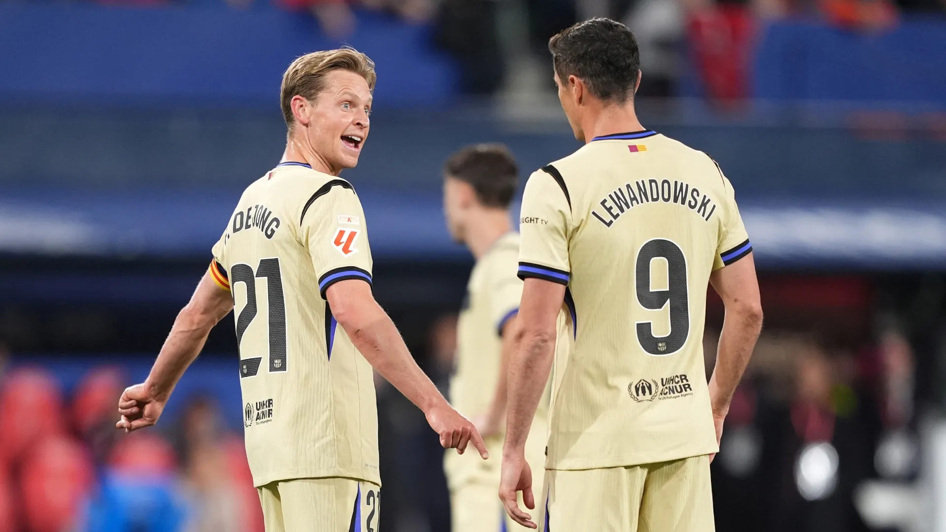Frenkie de Jong of FC Barcelona speaks to teammate Robert Lewandowski.