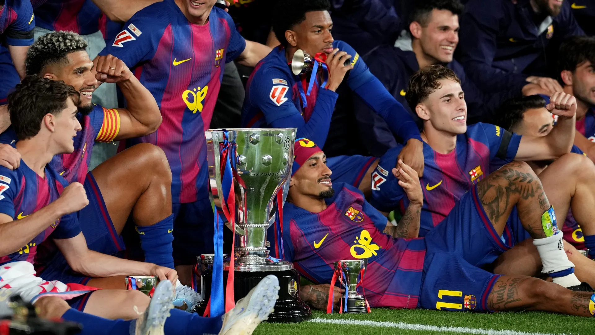 Robert Lewandowski, Gavi, Ronald Araujo, Dani Olmo, Alejandro Balde and Raphinha of FC Barcelona.