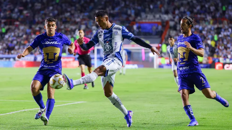 Brian Garcia of Pachuca kicks the ball next to Rodrigo Lopez (L) of Pumas