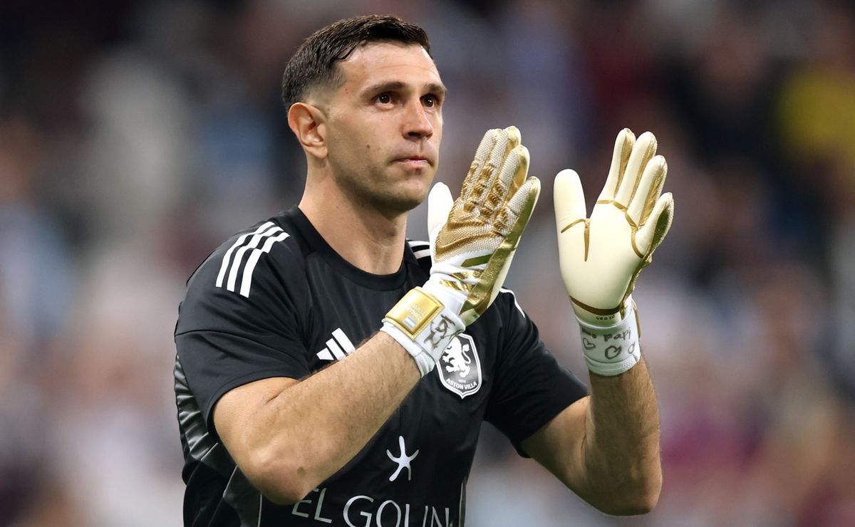 Emiliano Martinez raises Argentina World Cup fears after admitting he played Europa League final with broken finger - World Soccer Talk