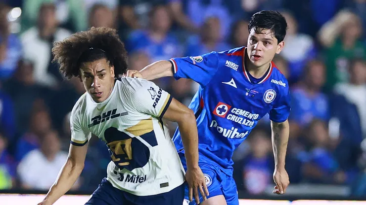 Adalberto Carrasquilla of Pumas competes for the ball against Amaury García of Cruz Azul