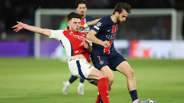 Khvicha Kvaratskhelia of Paris Saint-Germain is challenged by Declan Rice of Arsenal