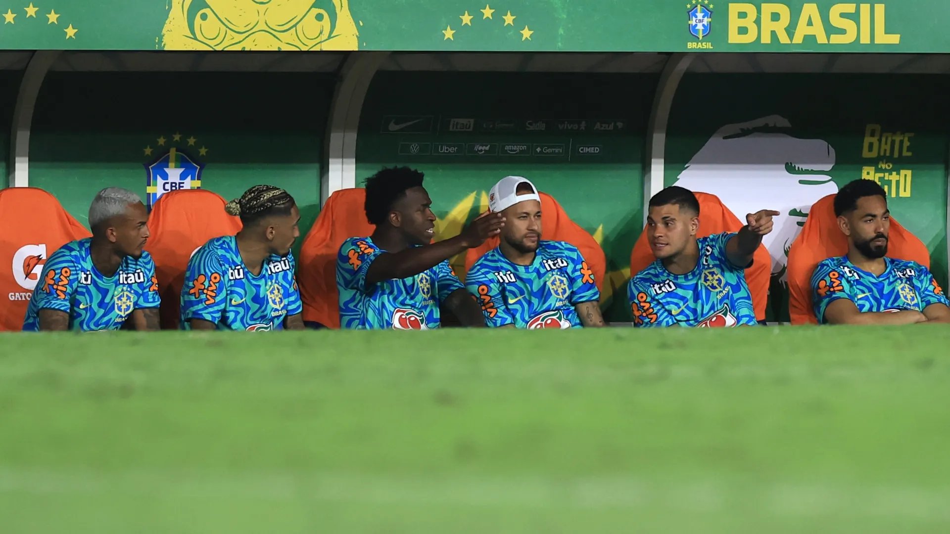 Neymar Jr. of Brasil speaks to teammates Vinícius Júnior and Bruno Guimaraes.