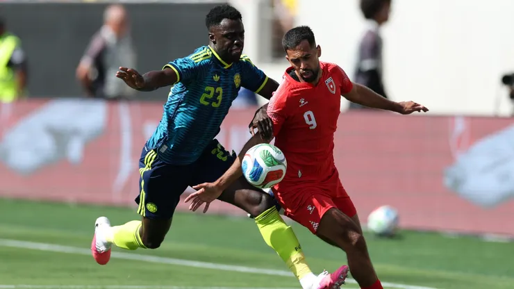 Ali Olwan of Jordan fights for the ball with Davinson Sanchez of Colombia.