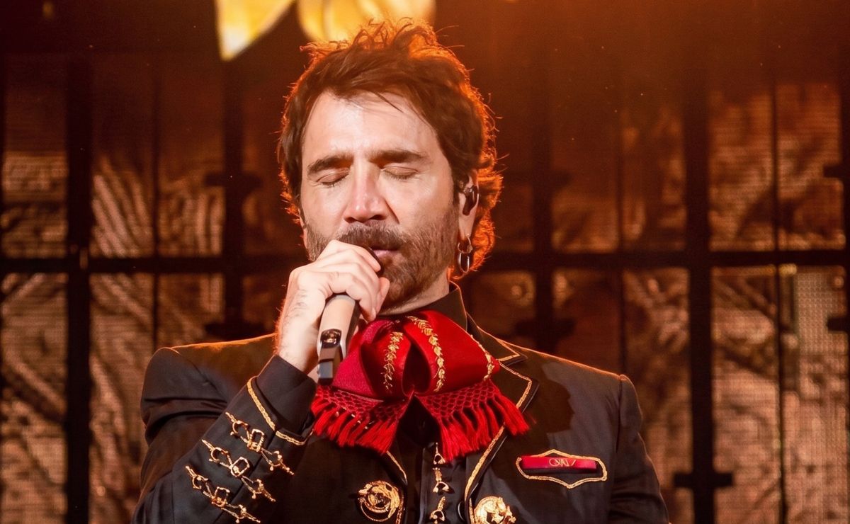 Who is Alejandro Fernández, the singer performing the Mexican anthem at the 2026 World Cup opening match?
