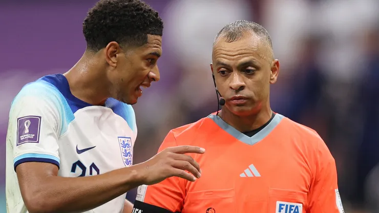 Jude Bellingham of England speaks to Referee Wilton Pereira Sampaio.