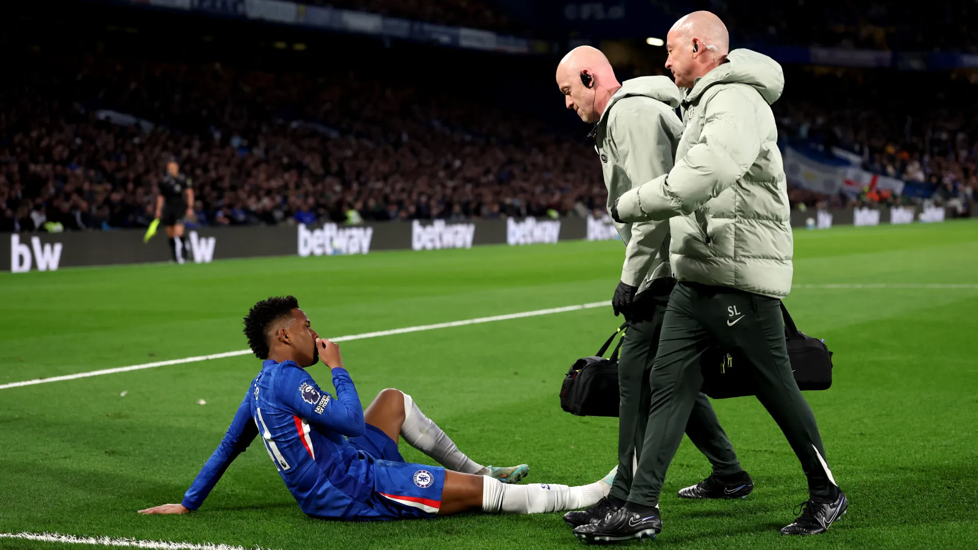 Estevao reacts with an injury during Chelsea’s game vs Manchester United. (Getty Images)